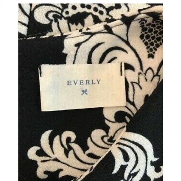 Everly Black& White Damask Medallion Shift Dress - Picture 7 of 7